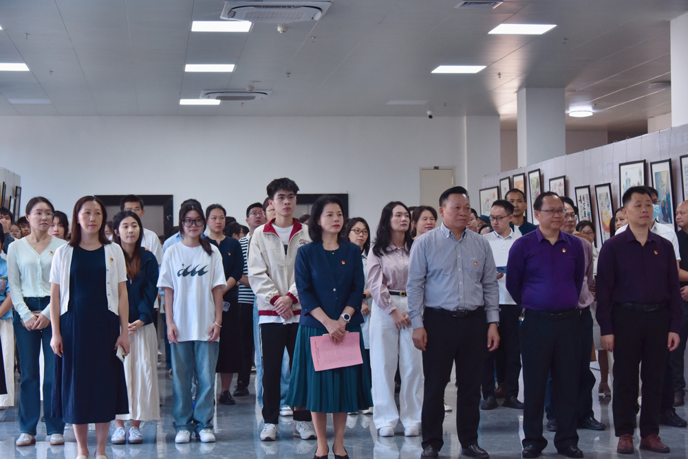 出席活动的嘉宾、师生代表