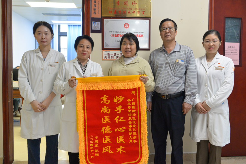 韦女士给李凤珍（左二）赠送锦旗