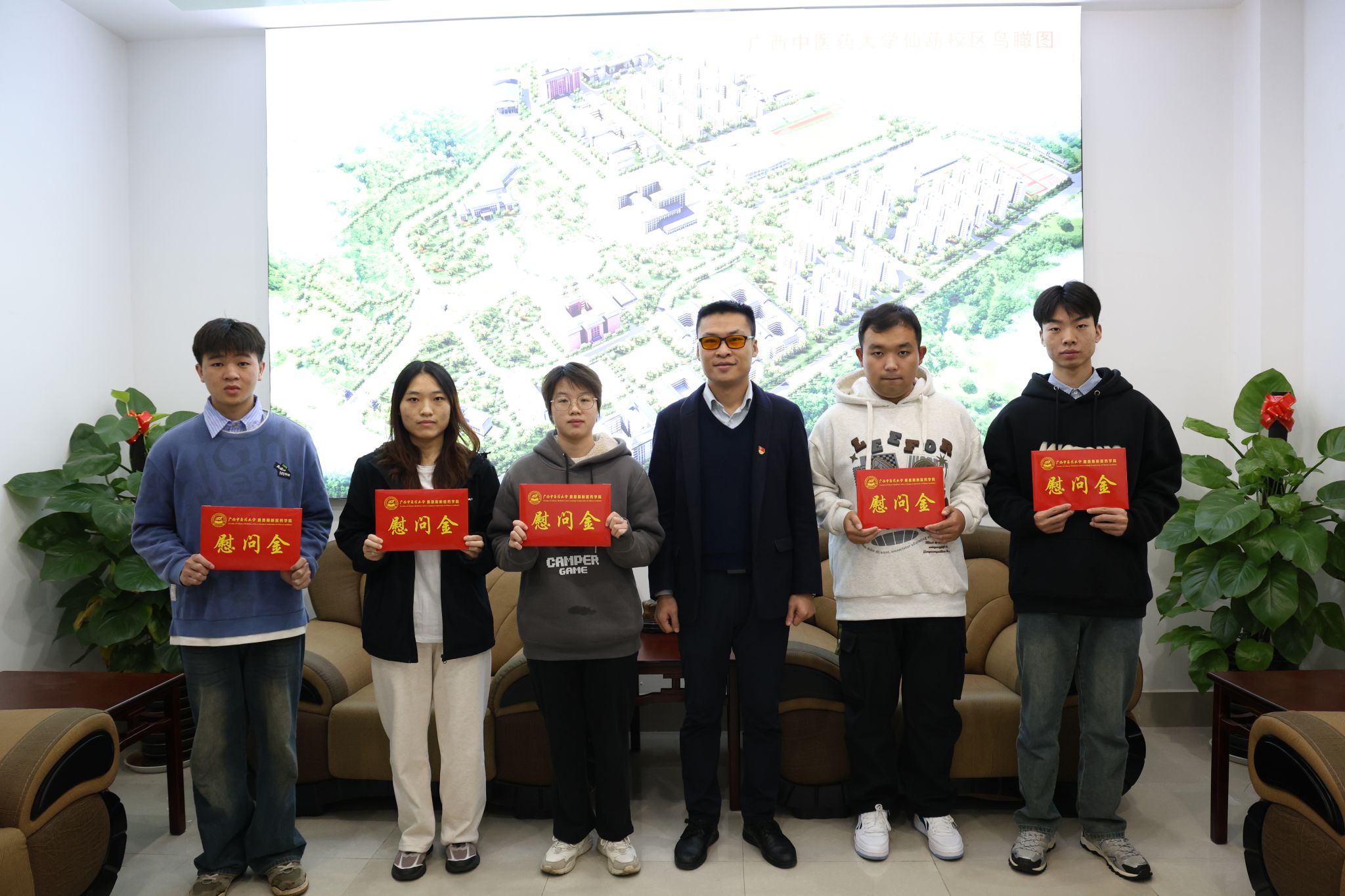 ▲学院领导慰问困难学生党员