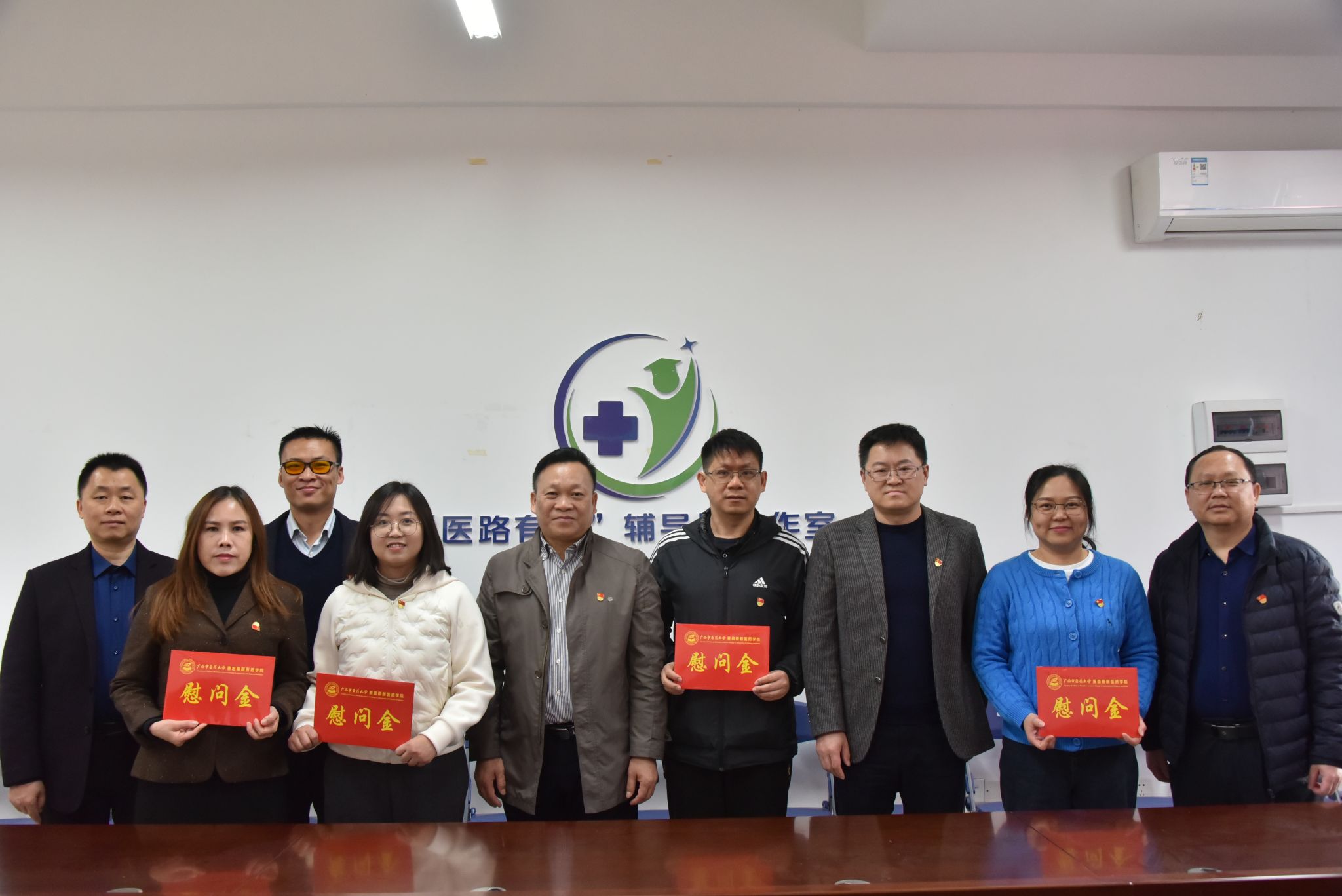 ▲学院领导慰问教师困难党员