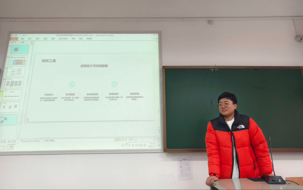 ▲学生陈述选题