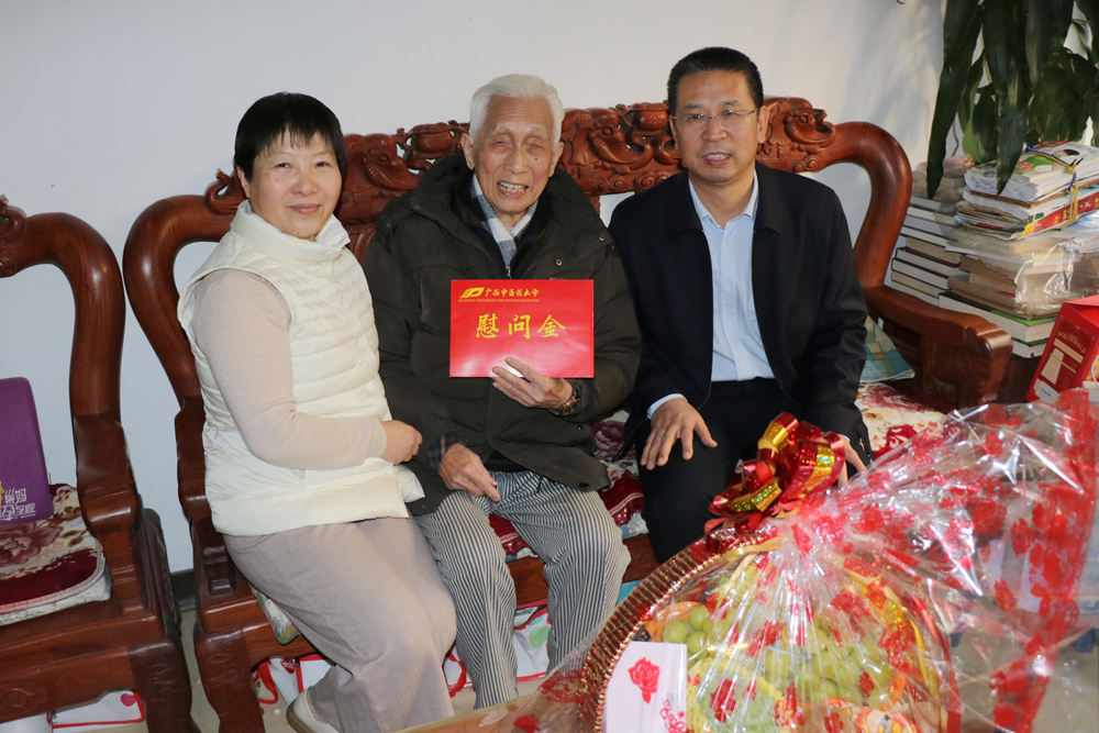 岳桂华副校长春节前慰问谭家祥 (6)_副本