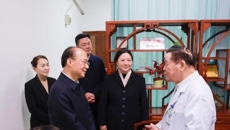 自治区副主席廖品琥到学校第一附属医院慰问一线医务人员并开展安全生产检查