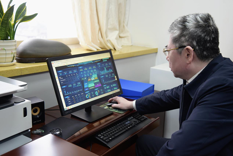 医院党委书记高宏君体验DeepSeek智能AI分析业务数据 医院党委书记高宏君体验DeepSeek智能AI分析业务数据