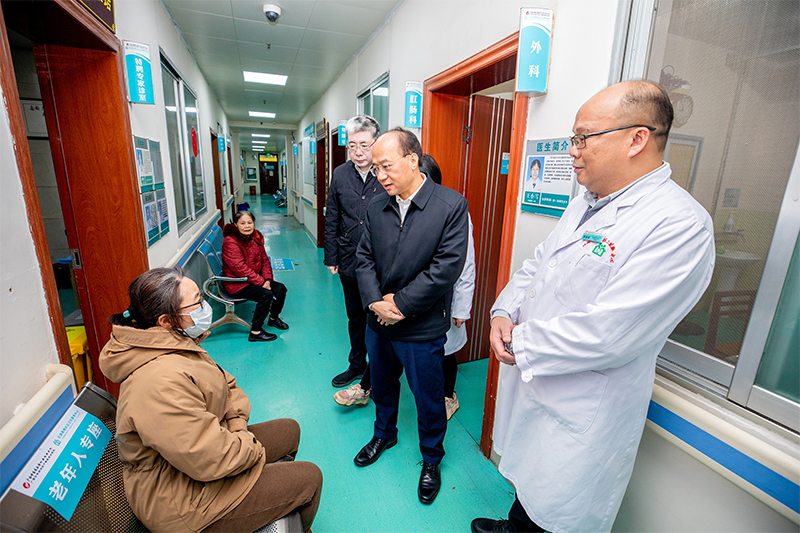 廖品琥副主席和患者交流 廖品琥副主席和患者交流