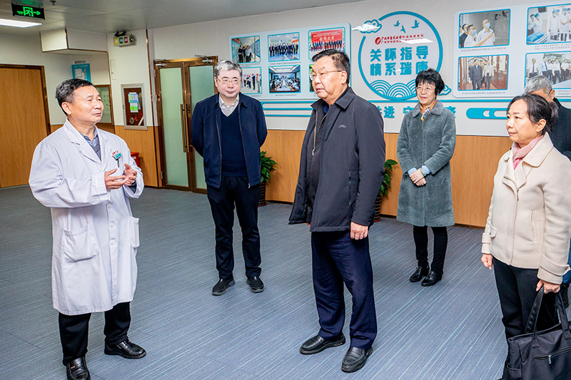 1调研组在射波刀治疗中心调研.jpg 1调研组在射波刀治疗中心调研.jpg