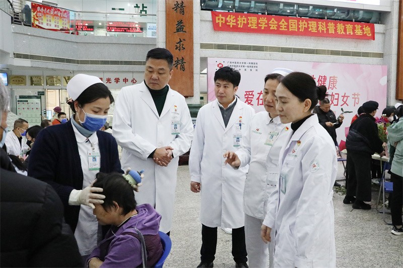 医院领导到现场指导