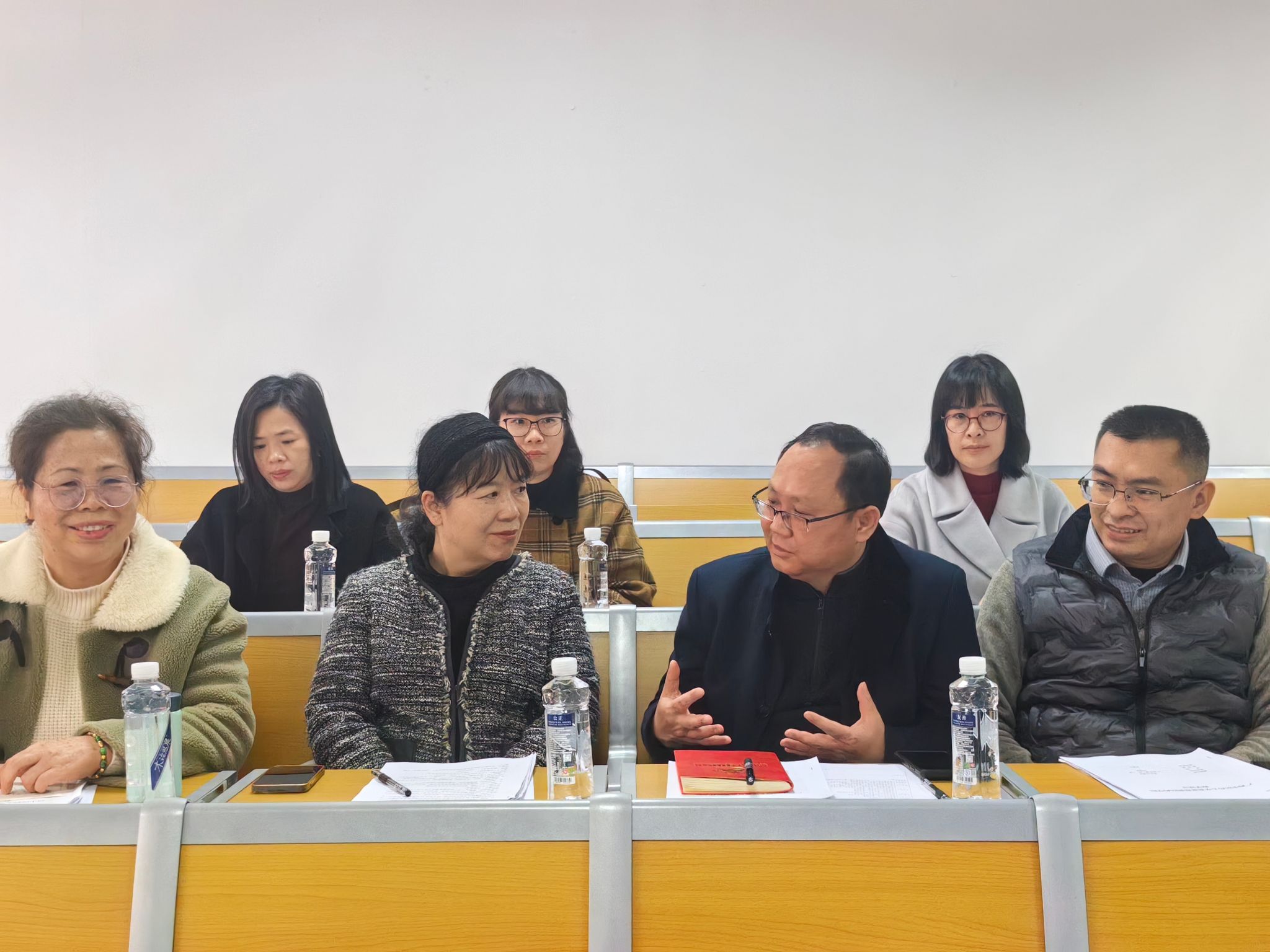 ▲杨仕权同志与评委讨论新任教师试讲表现情况