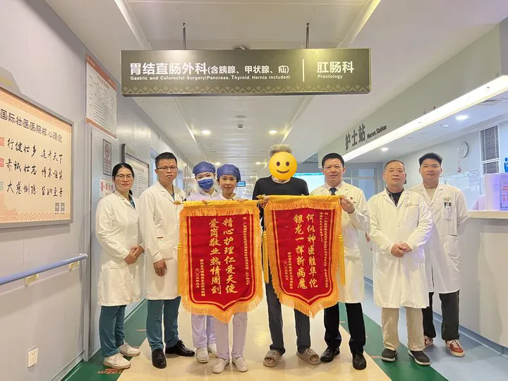 患者向医护赠送锦旗
