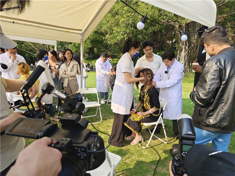 国外嘉宾体验非遗“罗氏手法”