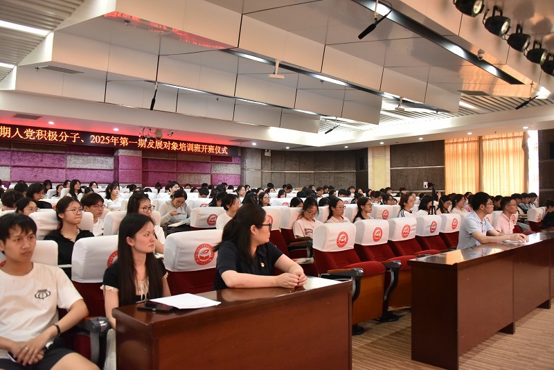 ▲培训班学员认真听讲