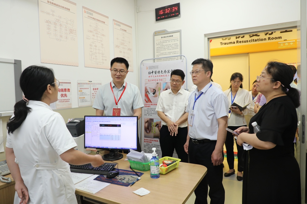 ▲专家在急诊胸痛中心门诊访问医护人员