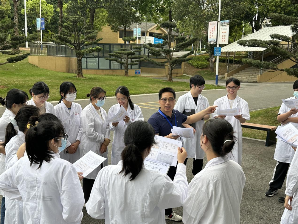 ▲见习医师们分配“角色”