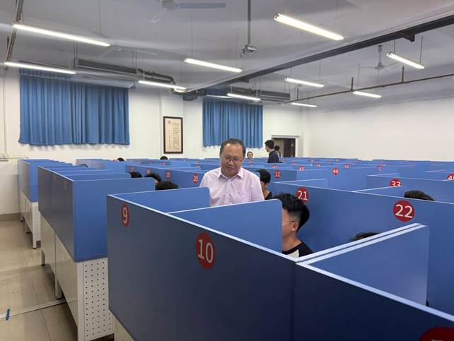 杨仕权现场指导考生模拟演练