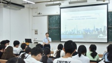 赛院副院长伍金荣给学生讲授《形势与政策》专题课