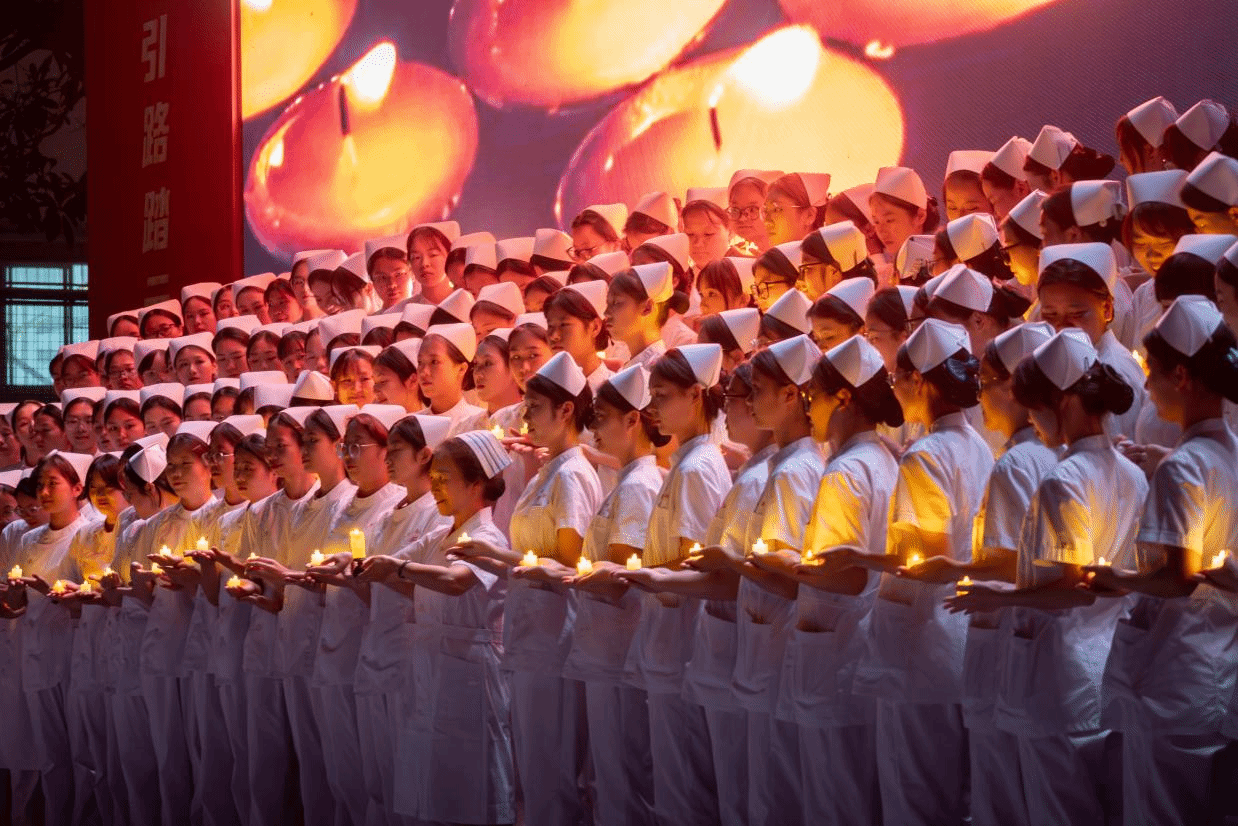 ▲师生一起点燃红烛