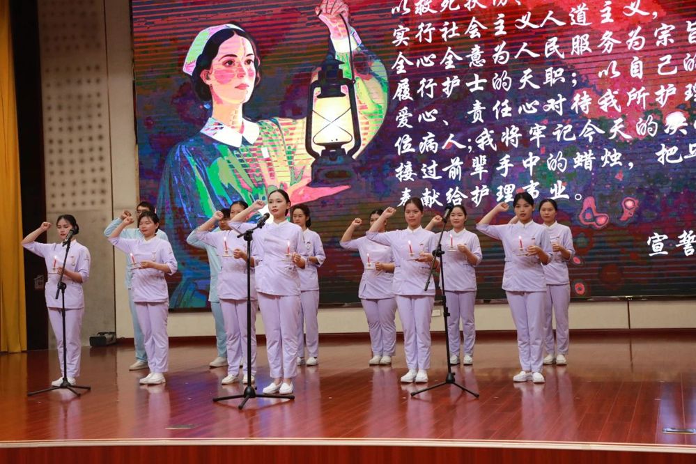 ▲新入职、规培护士宣读南丁格尔誓词