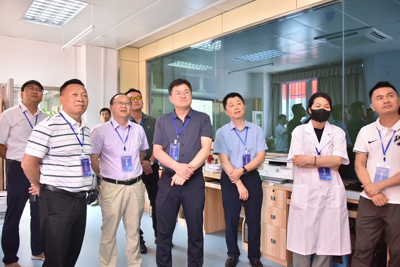 ▲学院领导在监控室巡考