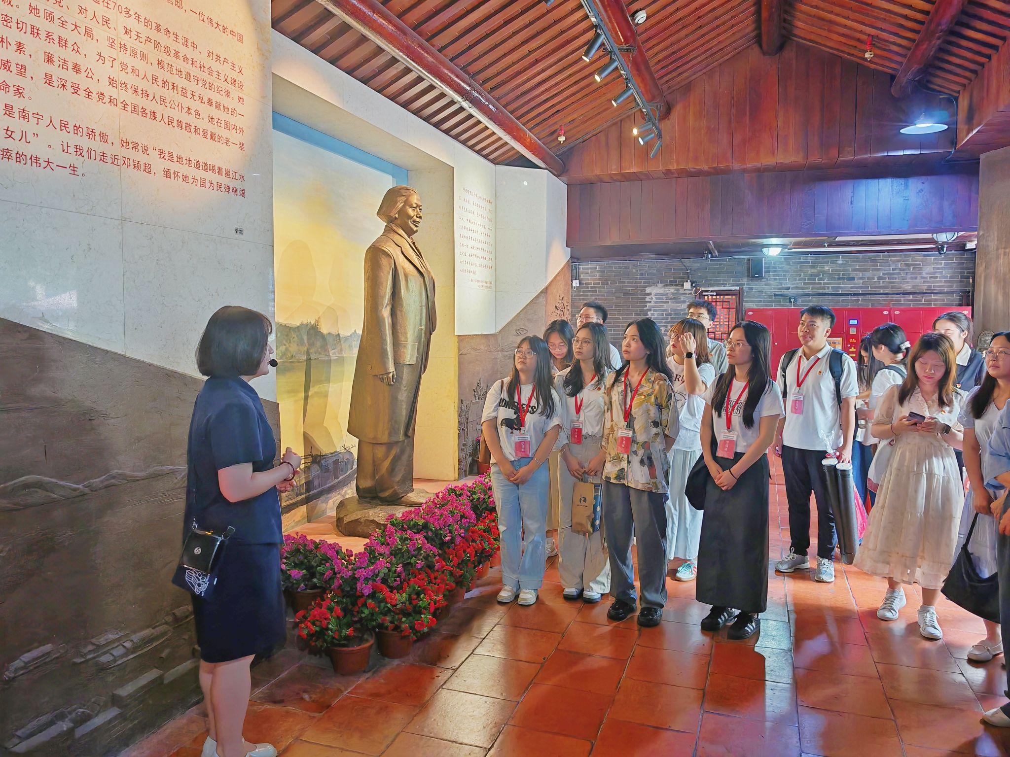 ▲赛恩斯新医药学院马院师生参观纪念馆 ▲赛恩斯新医药学院马院师生参观纪念馆