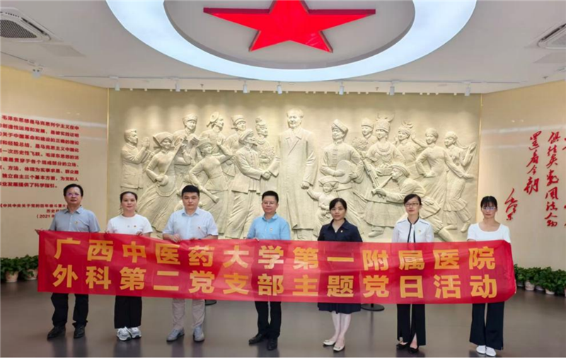 在毛主席接见广西各族人民纪念馆合影