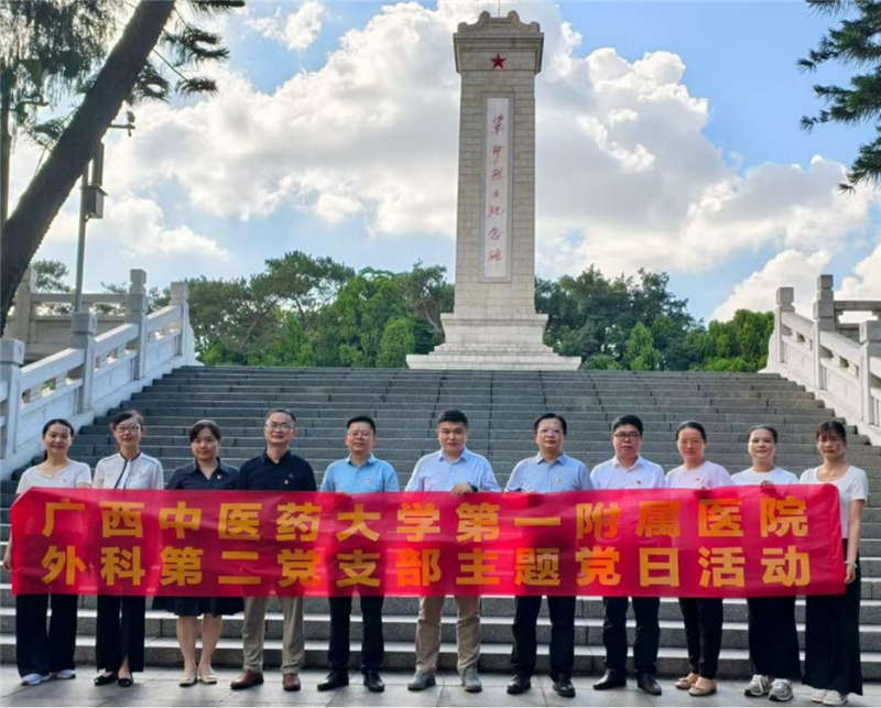 在革命烈士纪念碑前合影