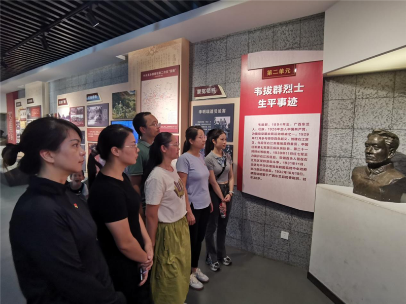 参观李明瑞、韦拔群烈士纪念馆