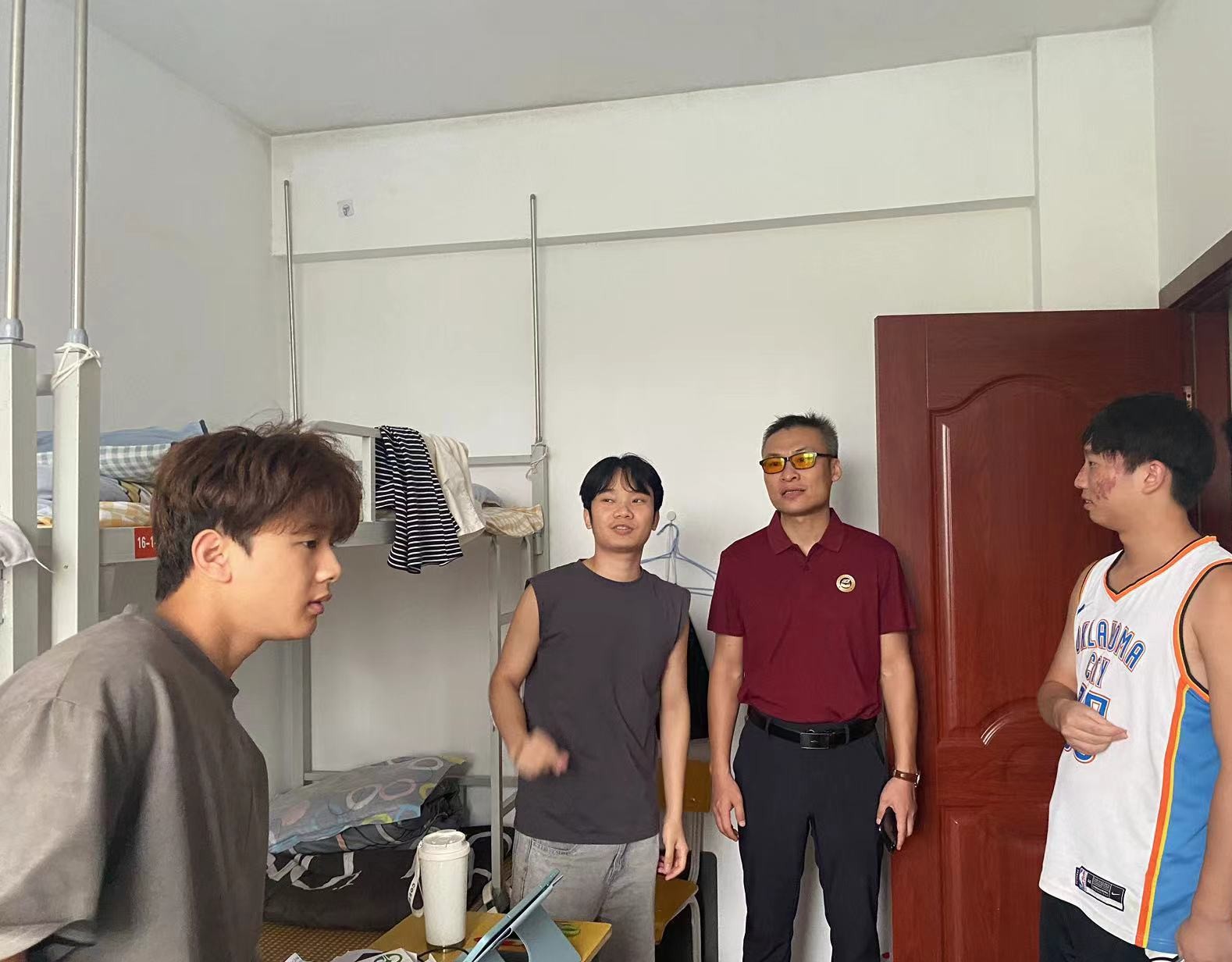 宋南与学生亲切交流 宋南与学生亲切交流