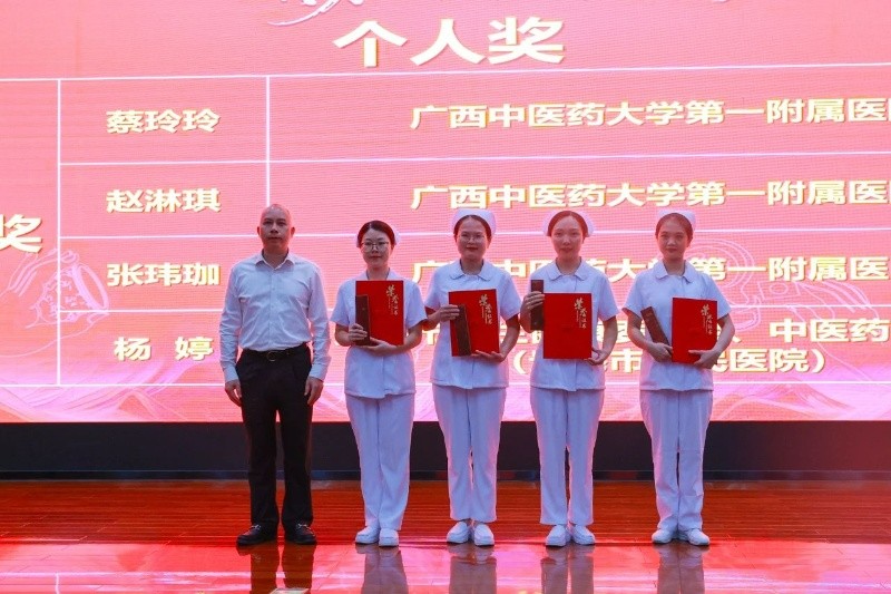 我院选手蔡玲玲(左二)、赵淋琪(左三)、张玮珈(左四)获个人一等奖