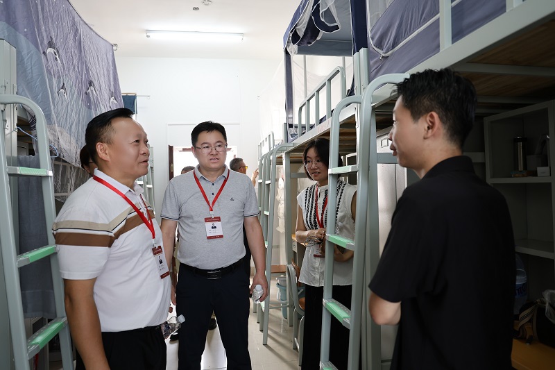 ▲肖华业、祁文与新生亲切交流