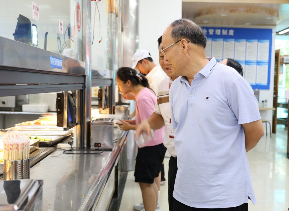 ▲邹勇走访食堂查看食品等物资保障 ▲邹勇走访食堂查看食品等物资保障