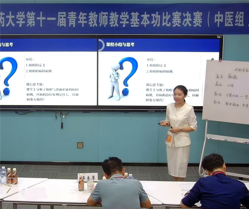 妇产科教研室王梦莹老师在比赛现场作教学演示