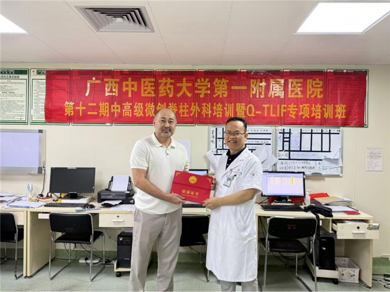 覃海飚教授为Seidali Abdaliev颁发结业证书