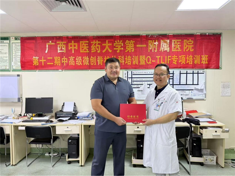 覃海飚教授为Murat Baidarbekov颁发结业证书