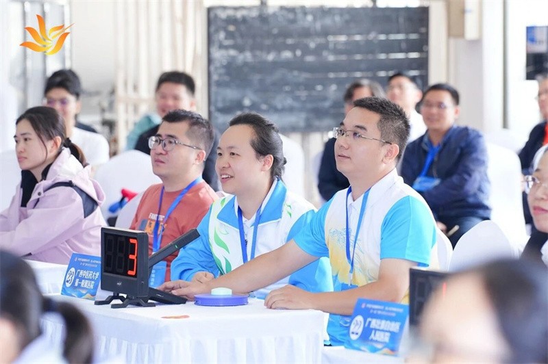 我院参赛选手进行知识抢答