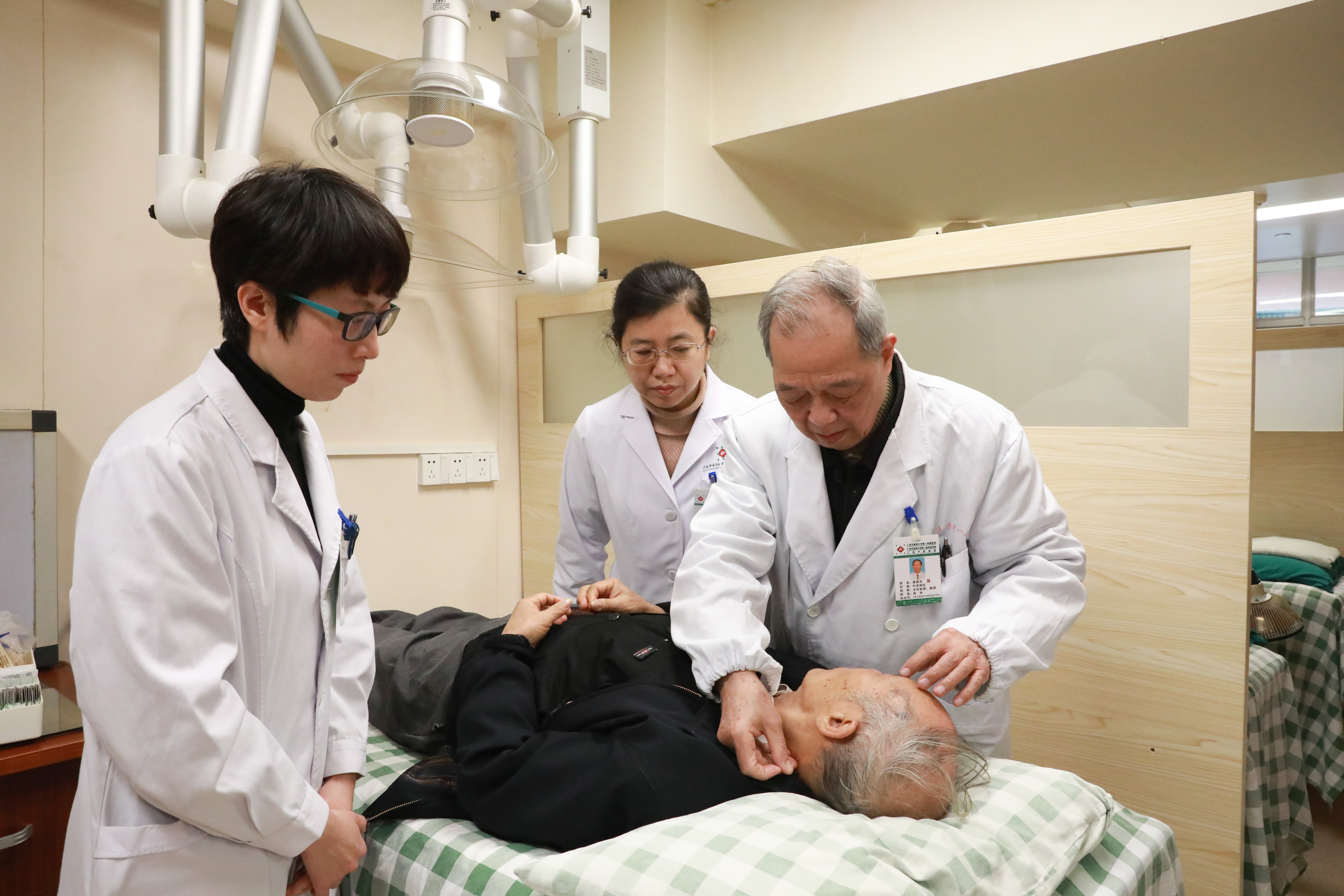 黄鼎坚教授诊治现场