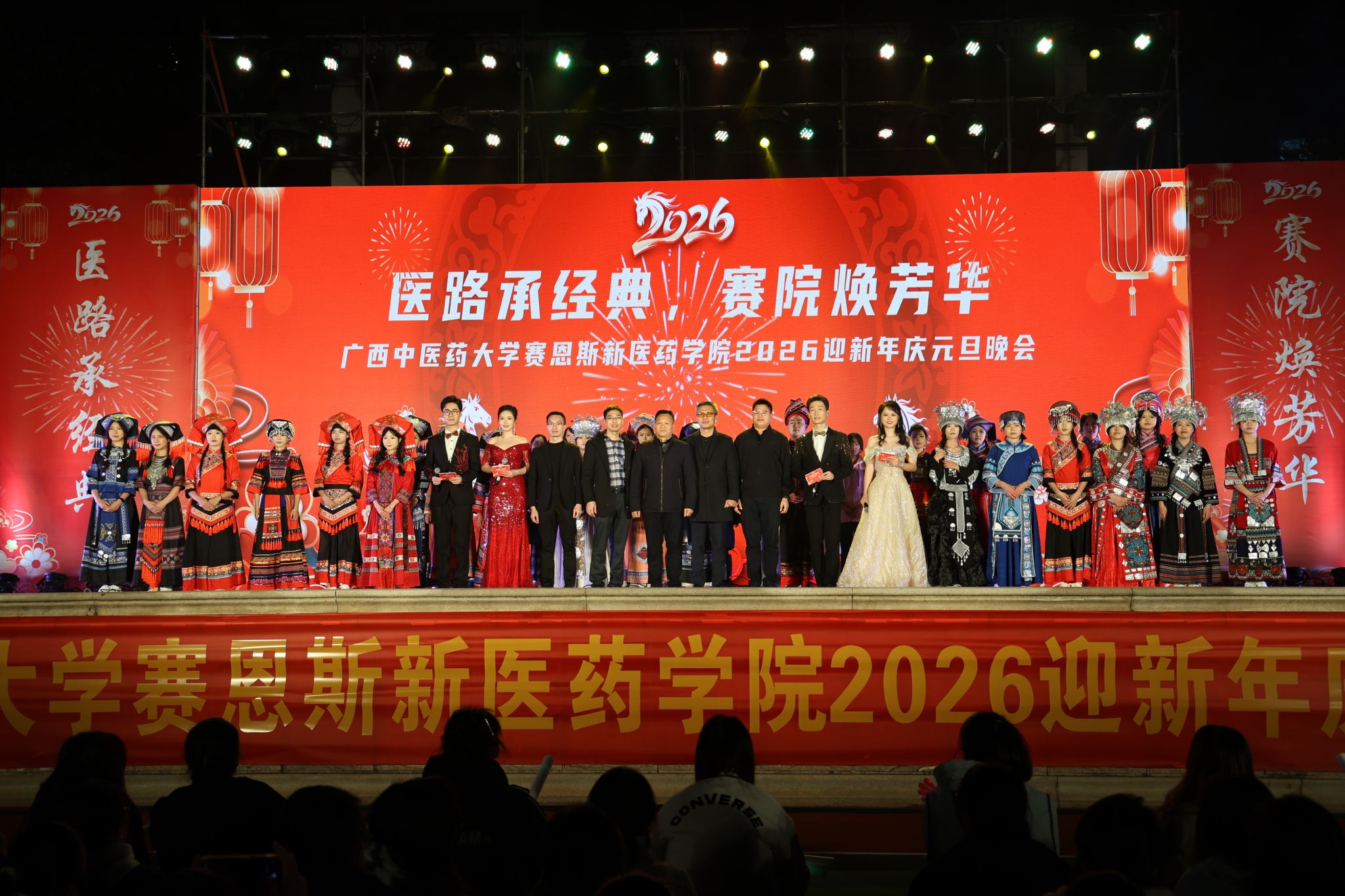 ▲学院领导与同学们合影