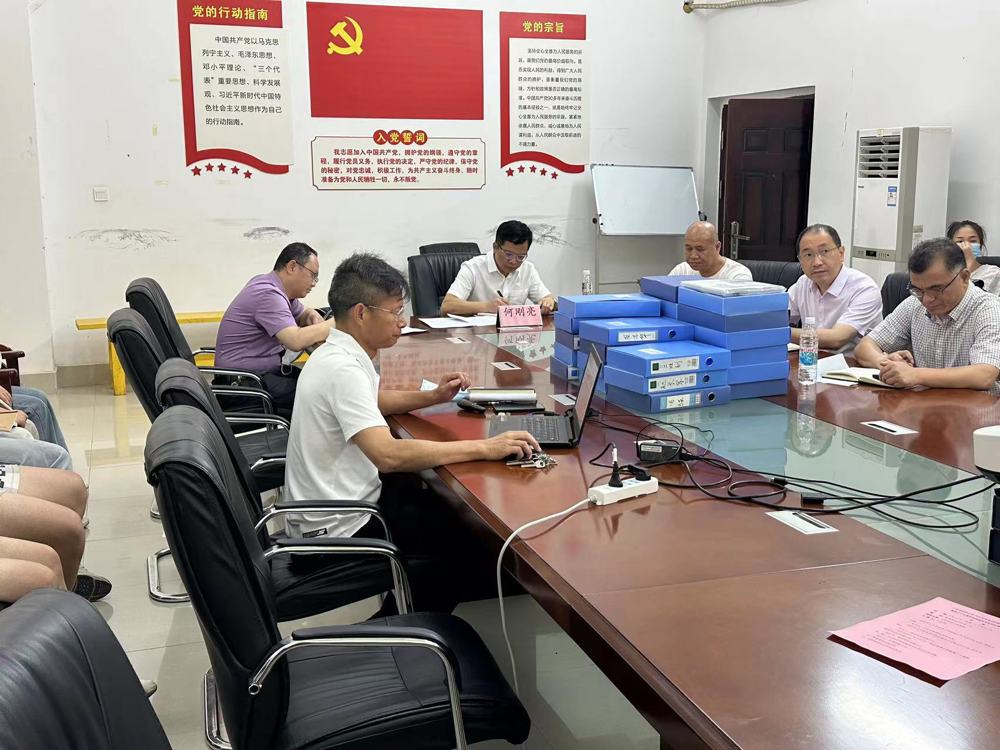 何刚亮听取汇报