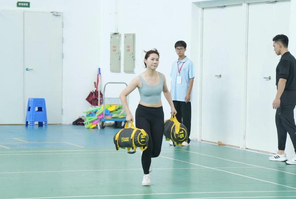 女子负重15公斤沙袋前行