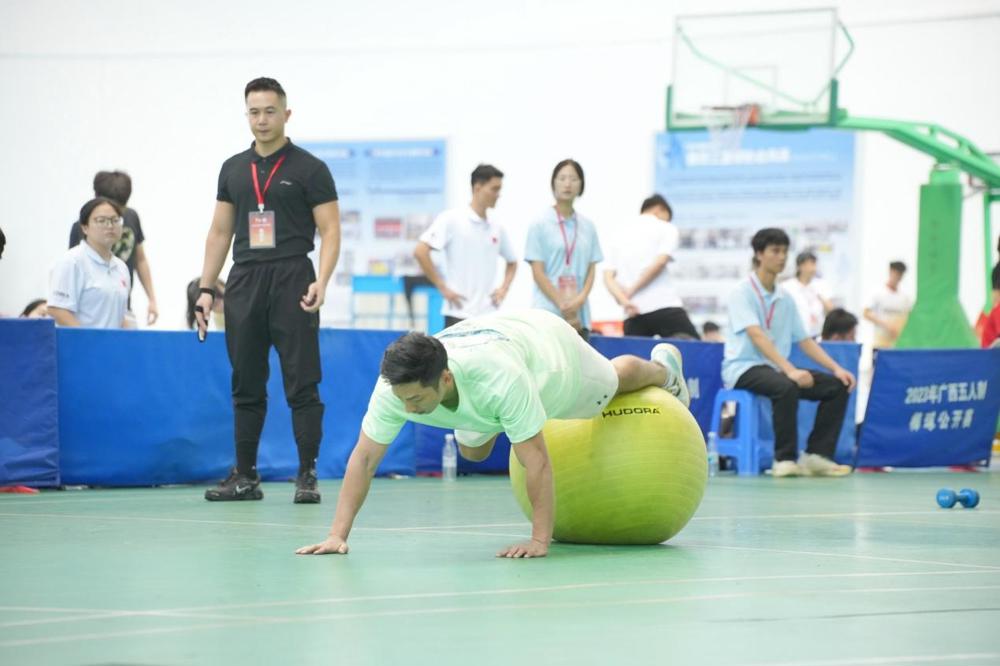 考验平衡的健身球带球爬行