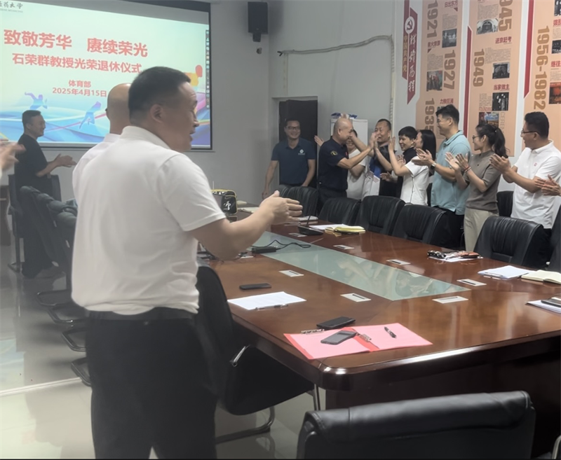 石荣群老师与全体教师击掌庆贺