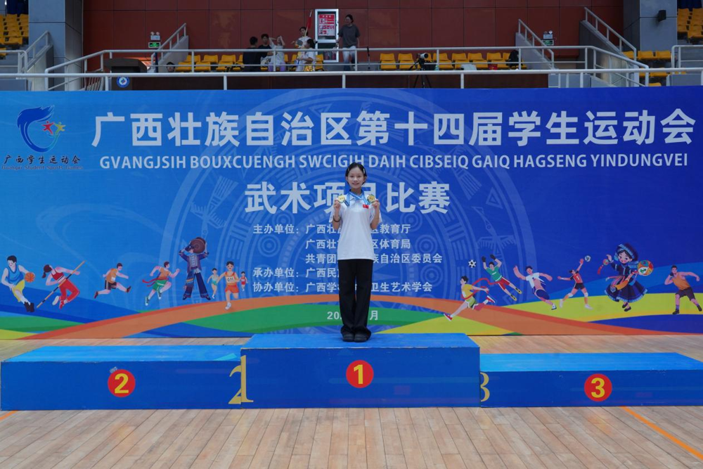 李渝婷获得双料冠军 李渝婷获得双料冠军