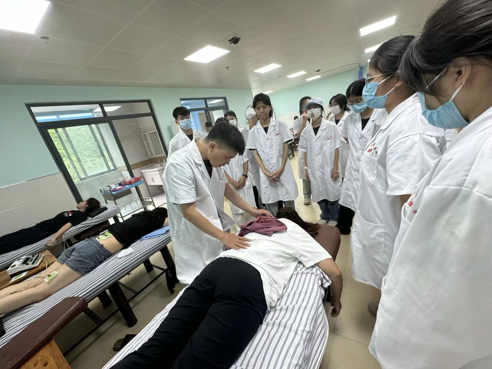 队员们认真学习医生的治疗过程 队员们认真学习医生的治疗过程