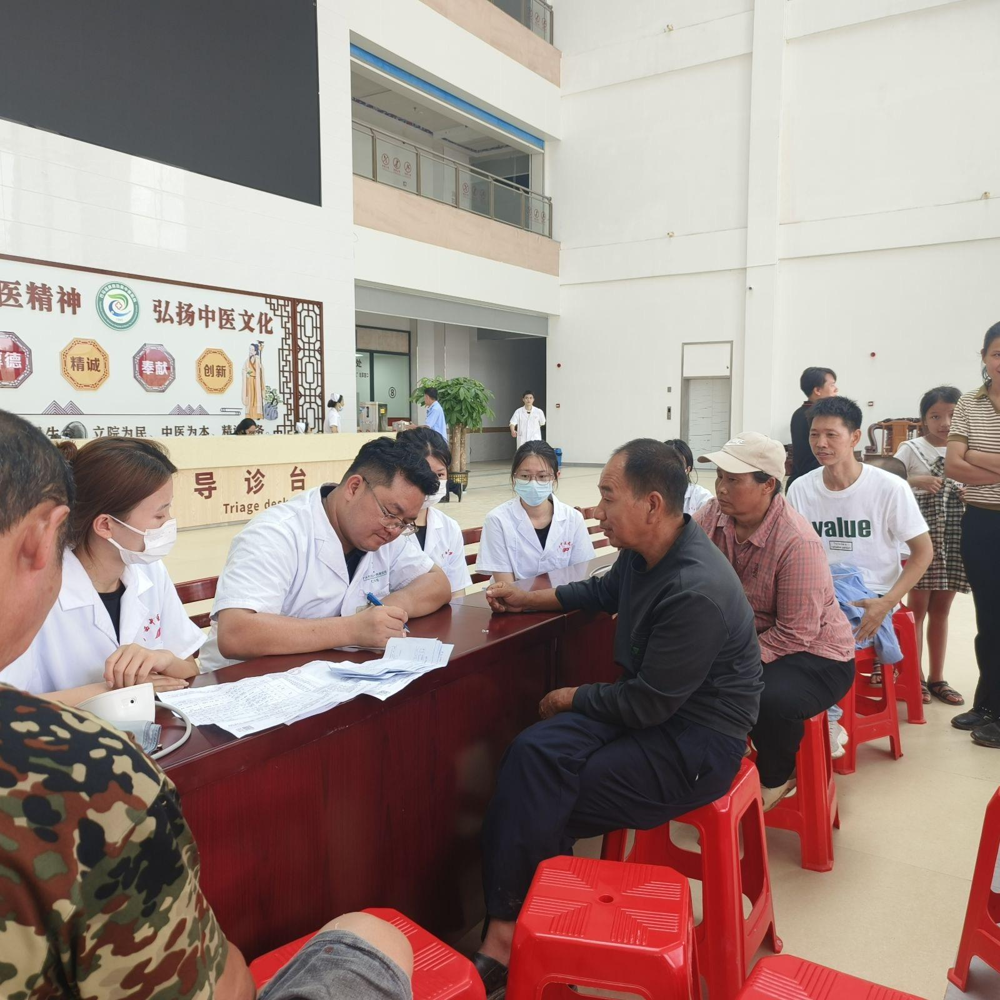 黄华贺老师给同学们传授知识和经验并参与义诊活动 黄华贺老师给同学们传授知识和经验并参与义诊活动