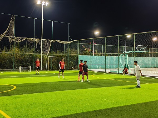 三人制采用背靠背发球方式