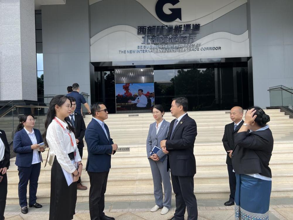 韦舒然为老挝通讯与技术部副部长善迪苏·西玛拉翁博士提供陪同口译服务