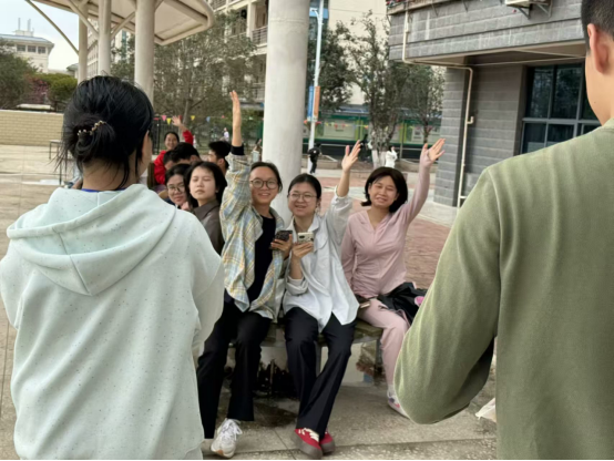 活动现场主持人正引导大家积极互动