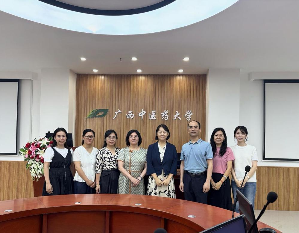 实地走访同声传译实训室