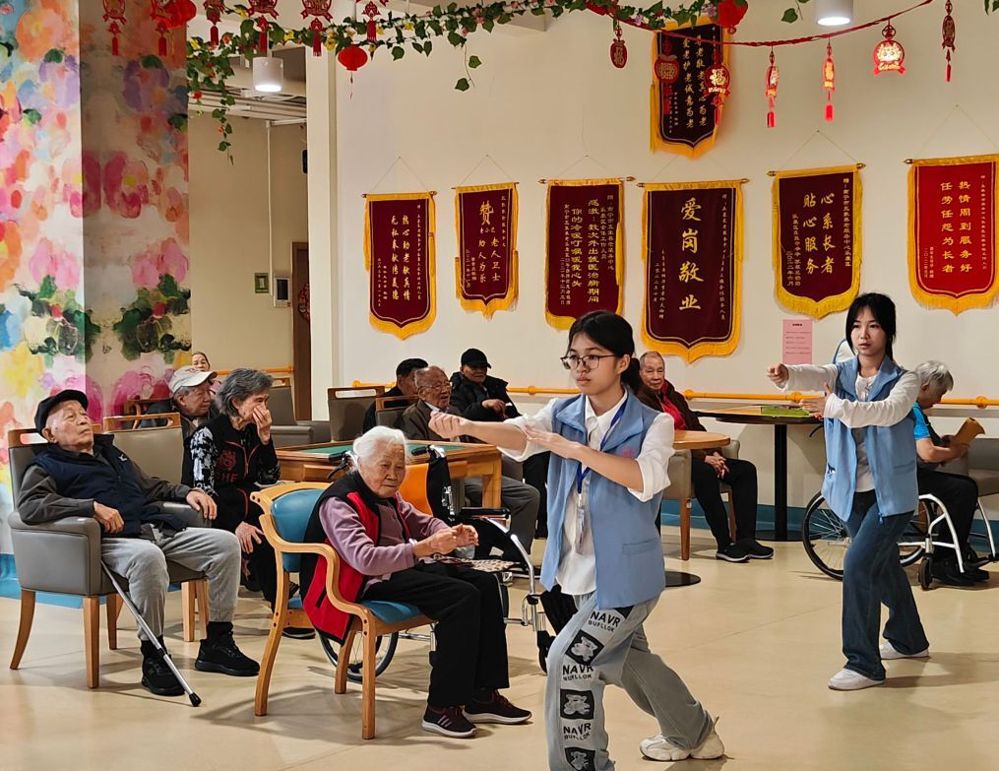 同学们表演太极拳