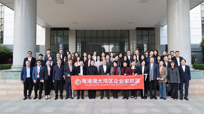 香港新华集团蔡冠深一行到学校调研