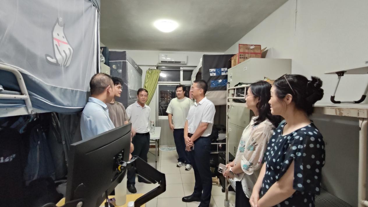 走访学生宿舍了解学生学习生活情况